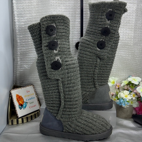 (T5) UGG Australia Women's Classic Gray Cardy Knit Boots, Size 6, Side Buttons. - Picture 1 of 11